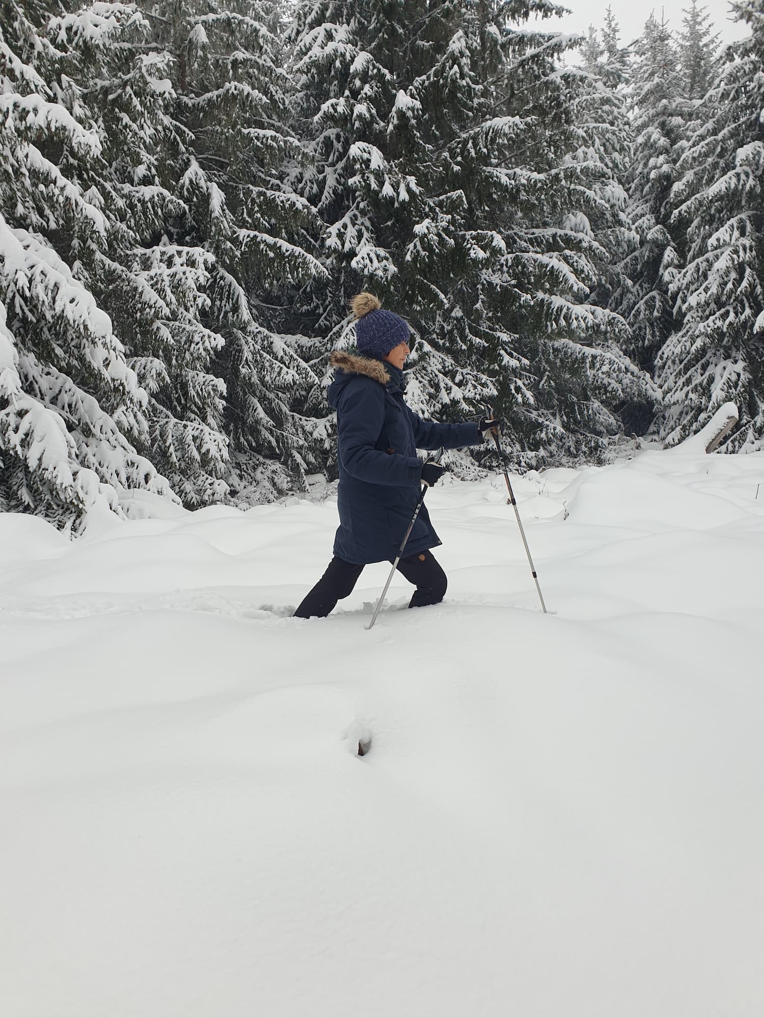 Schneeschuhe und Winterbekleidung